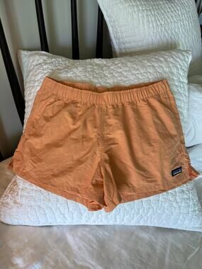 Patagonia women’s Barely Baggies peach shorts 2.5 inch M like new